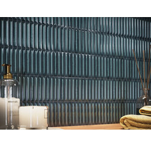 Wandfliesen in einem Badezimmer mit Kerzen und Handtüchern