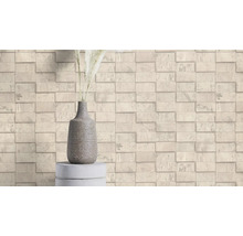 Helle Wandtapete in Steinoptik mit Vase auf Hocker