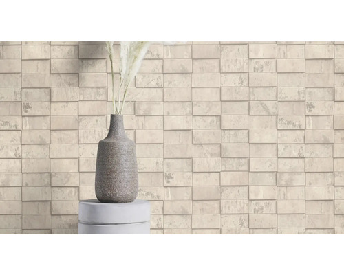 Helle Wandtapete in Steinoptik mit Vase auf Hocker
