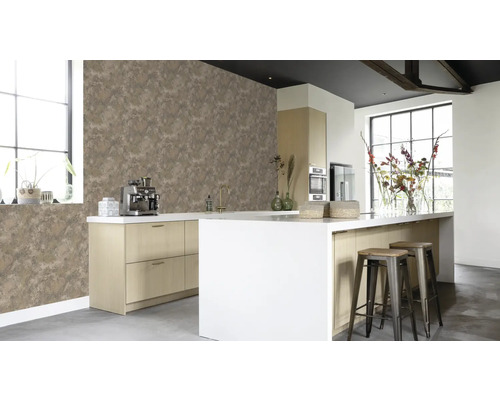 Moderne Küche mit gemusterter Tapete, Kücheninsel und Barhockern.