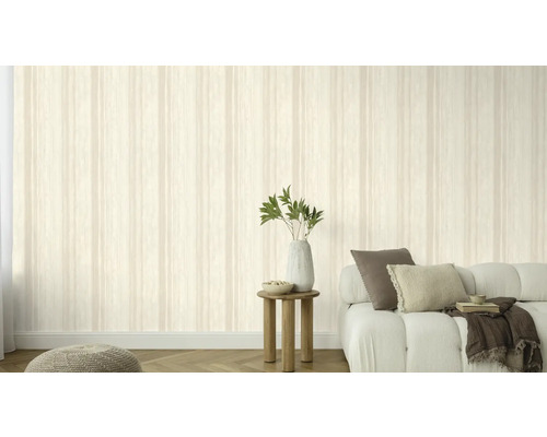 Wohnraum mit gestreifter Tapete, Sofa und Dekoration