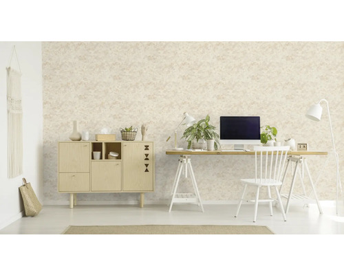 Heller Arbeitsbereich mit gemusterter Tapete, Schreibtisch, Stuhl und Kommode