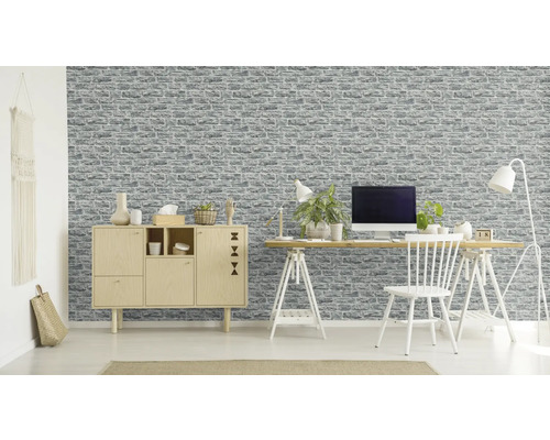 Arbeitszimmer mit grauer Steinoptik Tapete, Schreibtisch und Kommode