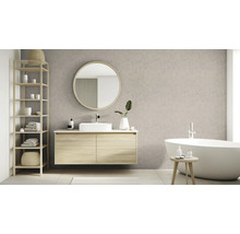 Badezimmer mit Waschbecken, Spiegel, Regal und Badewanne für ein helles und organisiertes Ambiente.