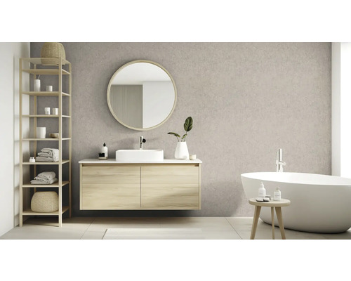 Badezimmer mit Waschbecken, Spiegel, Regal und Badewanne für ein helles und organisiertes Ambiente.