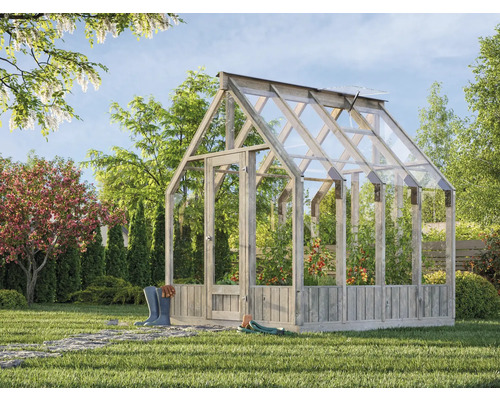 Serre en bois avec plantes dans le jardin