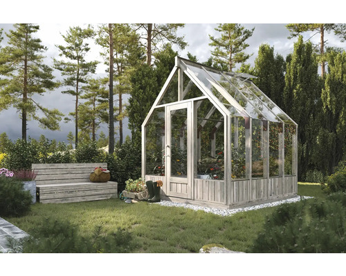 Serre avec plantes et banc de jardin dans le jardin