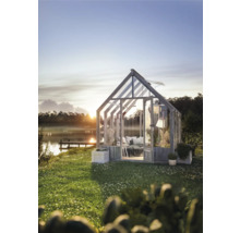 Serre dans le jardin avec vue sur le lac au lever du soleil.