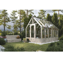 Gewächshaus im Garten mit Bank und Gartengeräten