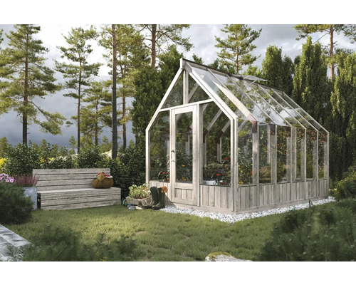 Gewächshaus im Garten mit Bank und Gartengeräten