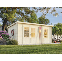 Jardin avec cabane de jardin en bois, pagaies et bouée de sauvetage