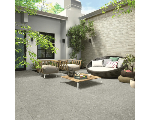 Aussenbereich mit Terrassenplatten, Sitzmöbeln und Dekorationen für einen stilvollen Garten