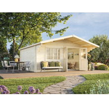 Maison de jardin en bois avec terrasse, mobilier de jardin et espaces verts dans un jardin.