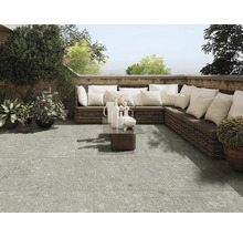 Terrasse avec carrelage gris, mobilier de jardin et plantes