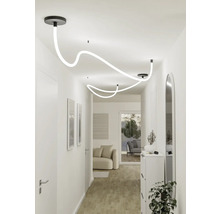 Couloir avec plafonnier moderne, commode, miroir et tableaux au mur