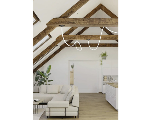 Salon lumineux avec poutres en bois, canapé d'angle et suspension moderne