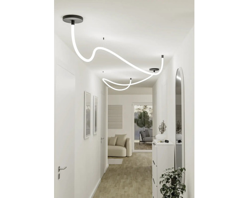 Couloir avec un plafonnier LED incurvé.