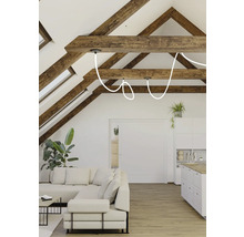 Espace de vie lumineux avec plafond à poutres en bois et éclairage moderne