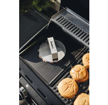 Presse à hamburger en acier inoxydable sur plaque de gril avec pains à hamburger