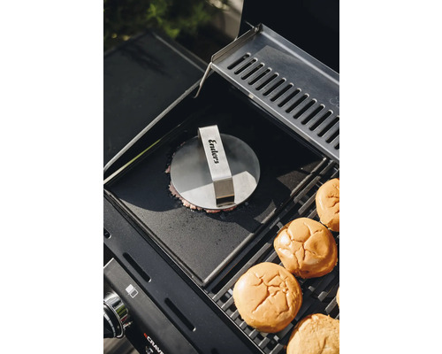 Presse à hamburger en acier inoxydable sur plaque de gril avec pains à hamburger