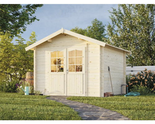 Jardin avec abri de jardin en bois, allée de jardin en pierre et accessoires de jardinage