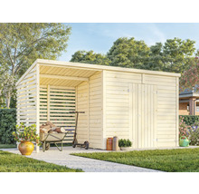 Abri de jardin avec annexe, brouette, bois et accessoires de jardin dans le jardin.