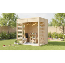 Cabane de jeu pour enfants en bois clair avec parois à lamelles dans le jardin avec des jouets et des meubles