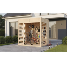 Abri de jardin en bois avec vélos, casques et outils de jardin devant une maison