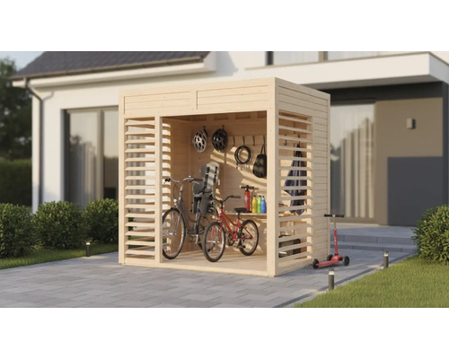Abri de jardin en bois avec vélos, casques et outils de jardin devant une maison