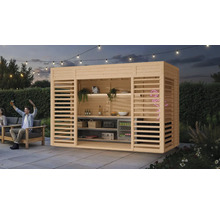 Photo extérieure d'un bar de jardin en bois avec des étagères, des boissons et une glacière, entouré de plantes et de personnes assises