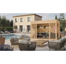 Scène avec une cuisine d'été en bois, des fauteuils et une table dans un jardin au bord d'une piscine.