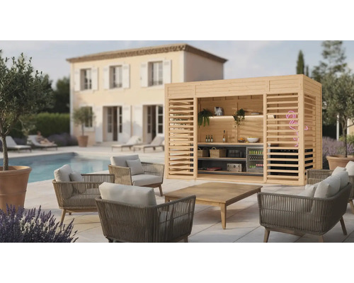 Scène avec une cuisine d'été en bois, des fauteuils et une table dans un jardin au bord d'une piscine.