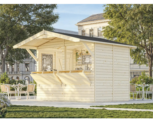 Holzverkaufsstand mit Tischen und Stühlen im Aussenbereich