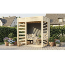 Pavillon en bois avec parois à lamelles, banc et décoration dans le jardin