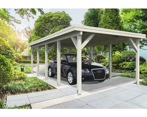 Un carport en bois avec une voiture en dessous dans un environnement de jardin.