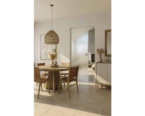 Esszimmer mit Holztisch, Stühlen mit geflochtener Sitzfläche und Hängelampe