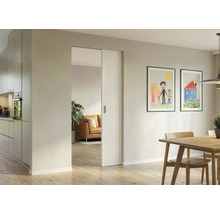 Offene Schiebetür zwischen Küche und Wohnzimmer mit Esstisch