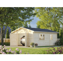 Garage en bois avec porte ouverte, voiture et fenêtre dans le jardin