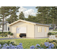 Garage en bois avec porte de garage partiellement ouverte dans un jardin