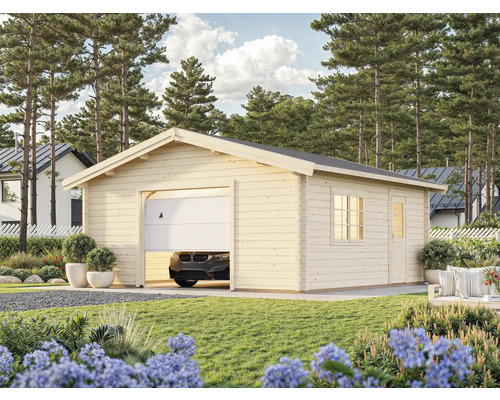 Garage en bois avec porte de garage partiellement ouverte dans un jardin