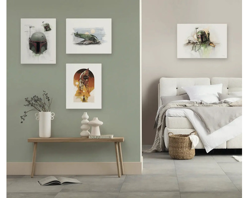 Wohnraum mit Wandbildern von Science-Fiction-Figuren, einem Holztisch mit Vasen und einem Bett.