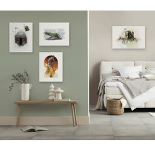 Wohnraum mit Wandbildern, Bank und Bett