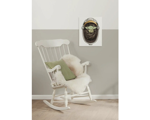 Szene mit weißem Schaukelstuhl, Kissen und einem Wandbild mit einem Science-Fiction-Motiv