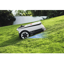 Rasenmäher Roboter auf Rasen mit Angabe zur Steigung