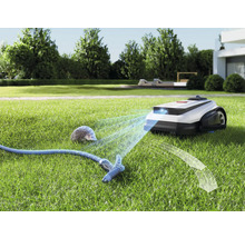 Rasenmähroboter mit Hinderniserkennung auf Rasen mit Igel und Gartenschlauch