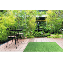 Jardin avec salon de jardin, fontaine et gazon synthétique