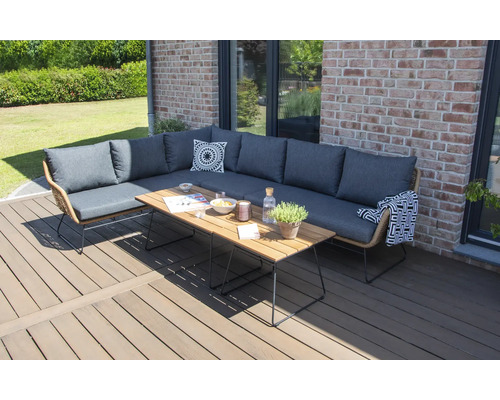 Gartenlounge-Set mit Ecksofa und Tisch auf einer Terrasse