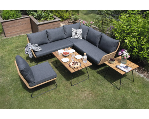 Gartenloungegruppe mit Ecksofa, Sessel und Tischen auf Rasen