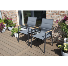 Deux chaises de jardin grises avec accoudoirs en bois sur une terrasse.