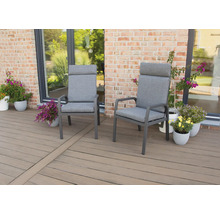 Zwei graue Gartenstühle mit Armlehnen und hohen Rückenlehnen auf einer Terrasse